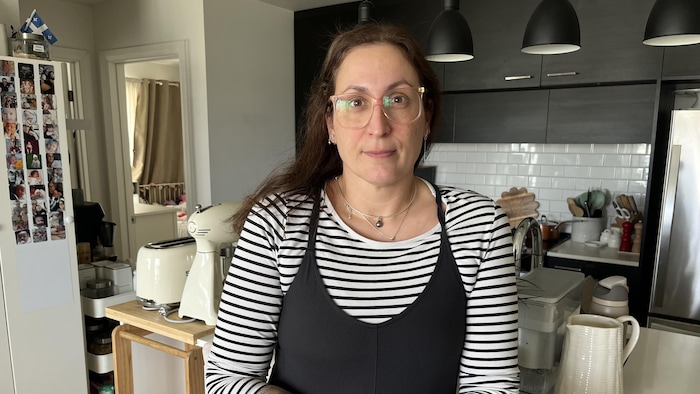 Une femme dans une cuisine.