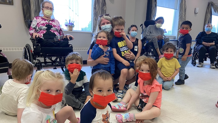 Un groupe d'enfants avec leur éducatrice.