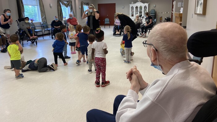 Un résident qui regarde les enfants.