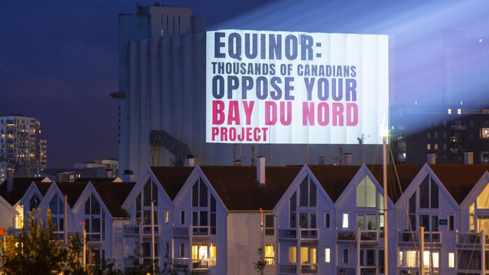 Une projection qui dit : Equinor, des milliers de Canadiens s'opposent à votre projet Bay du Nord. 