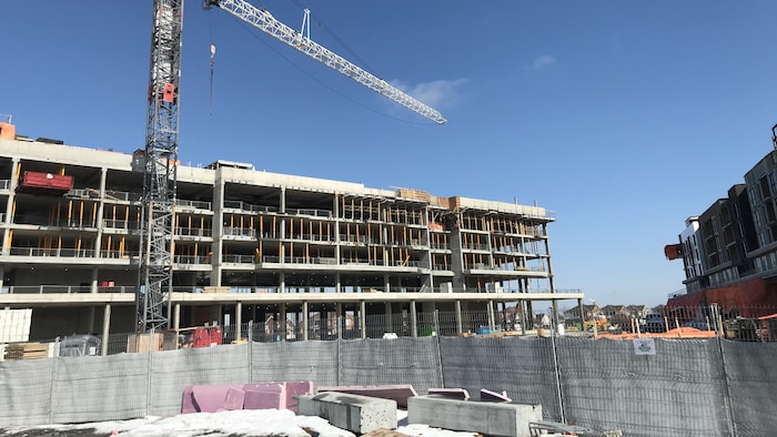 Vue d'un chantier de construction à Gatineau.
