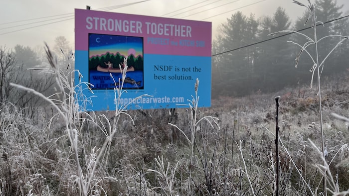 Un panneau sur lequel on peut lire qu'il faut protéger la rivière des Outaouais et que le projet n'est pas la meilleure solution. 