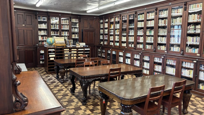 Une bibliothèque dans un monastère.