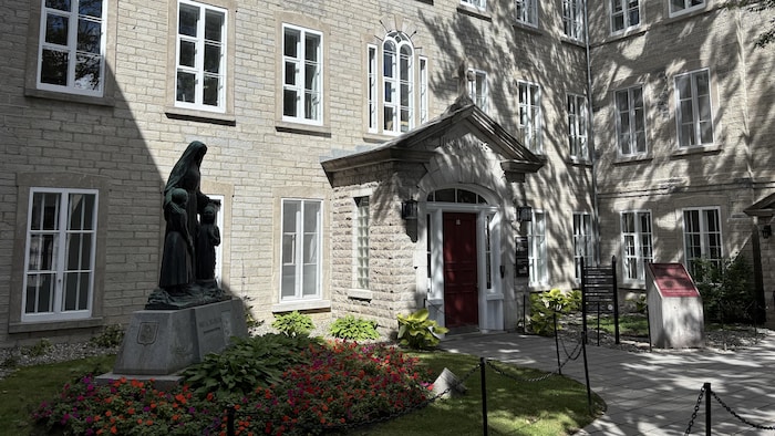 L’entrée de l’aile Saint-Augustin du Monastère des Ursulines.