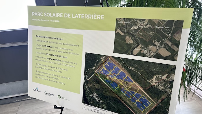 Une affiche dans une salle.