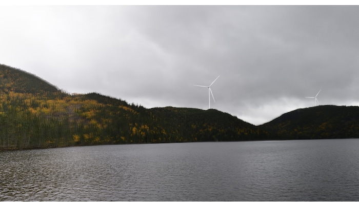 Un lac avec des éoliennes dans le paysage.