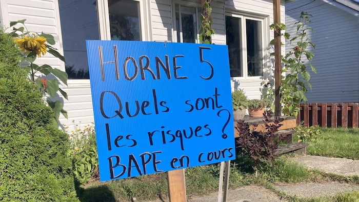 « Horne 5 Quels sont les risques? BAPE en cours » est écrite sur une pancarte plantée devant une maison.