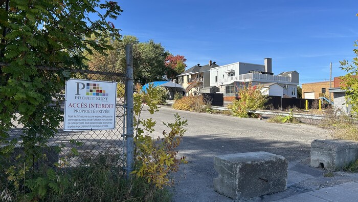 Une affiche de l'entreprise Projet Sept interdisant l'entrée sur le terrain.