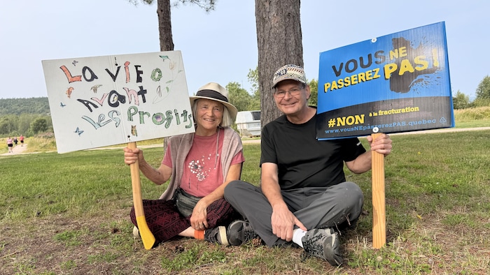 Benoît et son amie avec leurs pancartes 