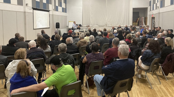 Vers une décontamination massive à Duparquet 3 De nombreuses personnes assises dans une salle lors d’une assemblée.