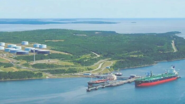 Un port, des bateaux et des installations pétrolières.