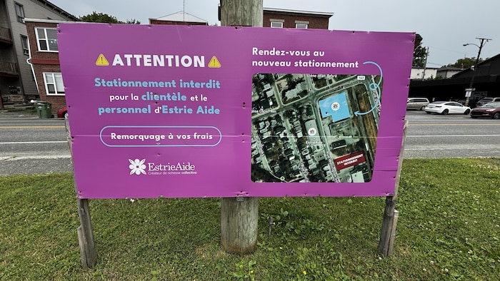 Une pancarte interdisant le stationnement chez Club Entrepôt pour les clients d'Estrie Aide.