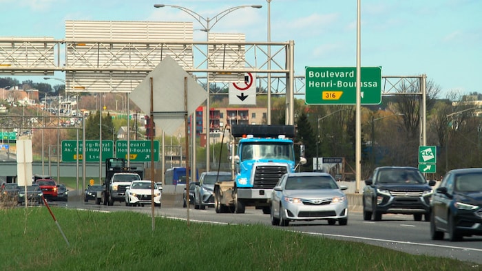 Des voitures circulent sur l’autoroute Félix-Leclerc, à la hauteur de Québec, lors d’une journée ensoleillée du printemps.
