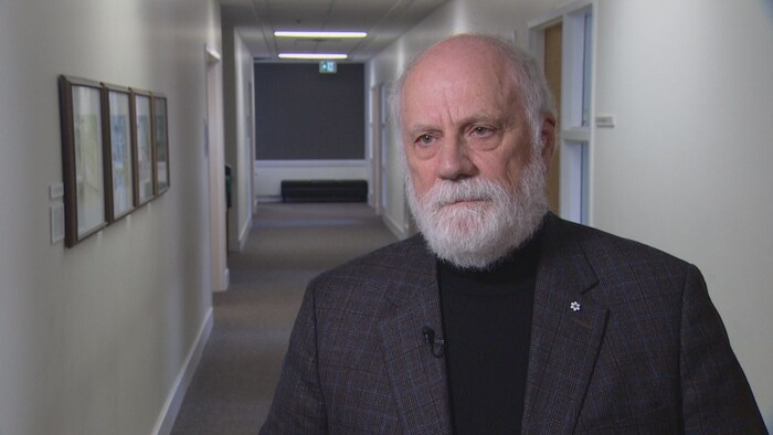 Louis-Hugo Francescutti se tient dans un couloir. 