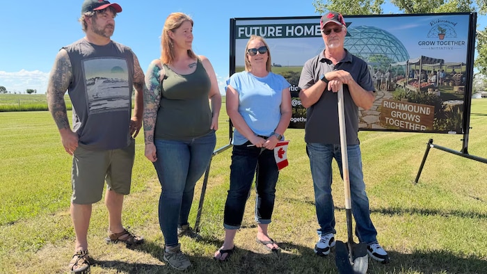 Quatre personnes filmées devant une plaque dévoilant un projet.