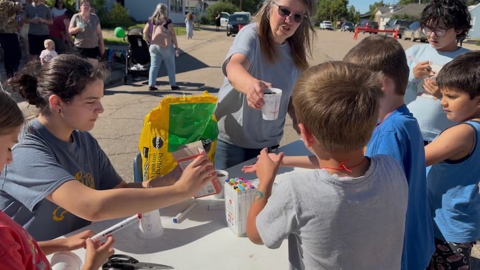 Des enfants tiennent des objets de coloriage.