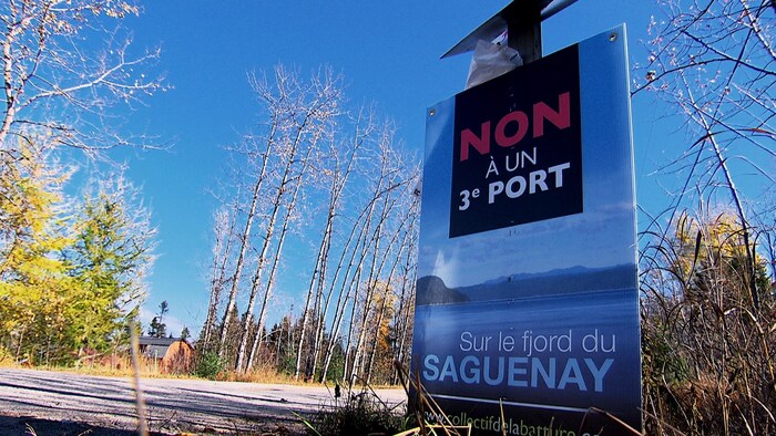 Une affiche indique : Non à un troisième port.