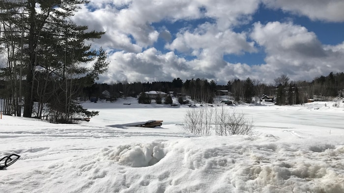Un lac gelé en hiver.