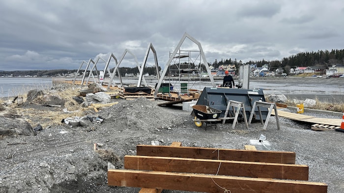 Le chantier de construction du futur site touristique « Sainte-Luce-sur-Mer racontée par le fleuve ».