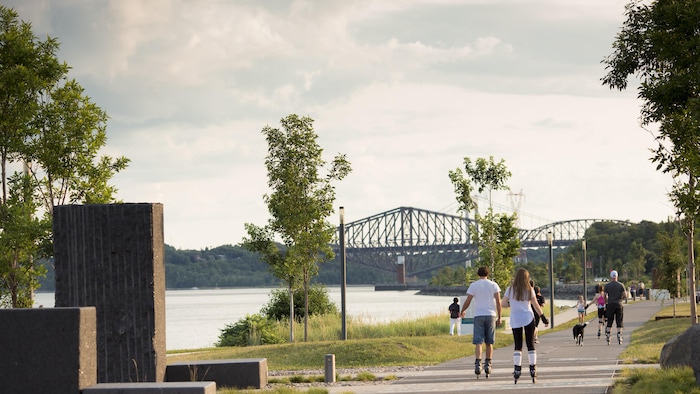 Des citoyens circulent en patins à roues alignées sir la promenade Samuel-De Champlain