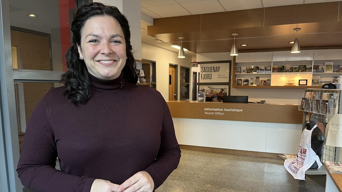 Priscilla Nemey pose dans les bureaux de Promotion Saguenay.