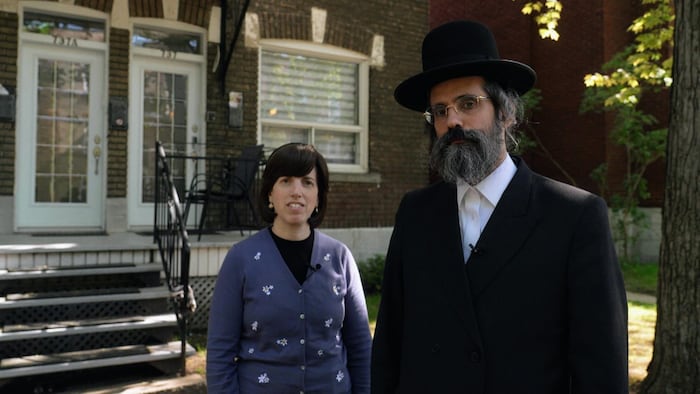 Judith Bleier et Yehuda Rothbart devant un immeuble résidentiel du quartier Outremont.