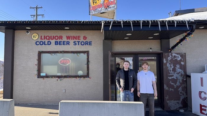 Liam Hjerpe (à gauche) et Cory Weigel (à droite) devant le magasin PJ’s à Cold Lake en Alberta.