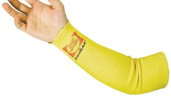 Un tissu jaune protège l'ensemble de l'avant-bras jusqu'au coude. 