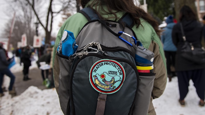Un patch collé sur un sac à dos sur lequel on peut lire "protecteur de l'eau".