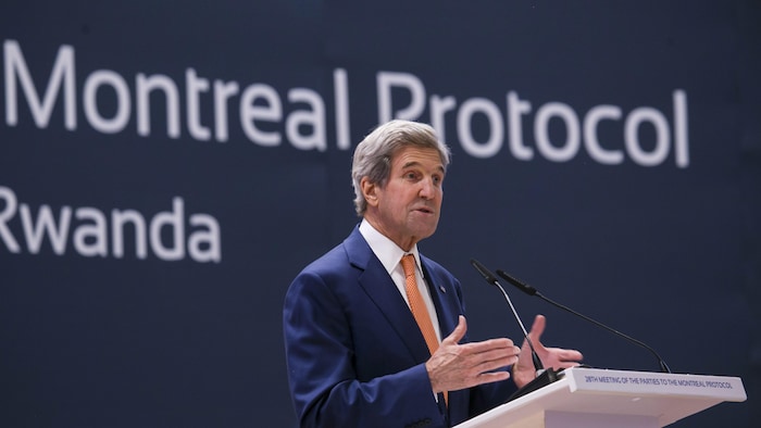 L'ex-secrétaire d'État américain John Kerry lors d'une rencontre sur le protocole de Montréal à Kigali, au Rwanda, en octobre 2016.