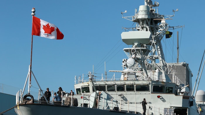 Photo de la proue d'un patrouilleur de la marine canadienne.