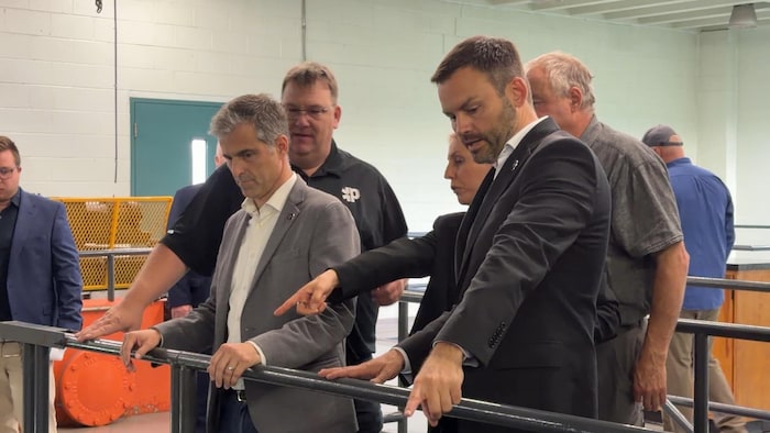 Le chef du PQ a visité la centrale de filtration de Plessisville jeudi.