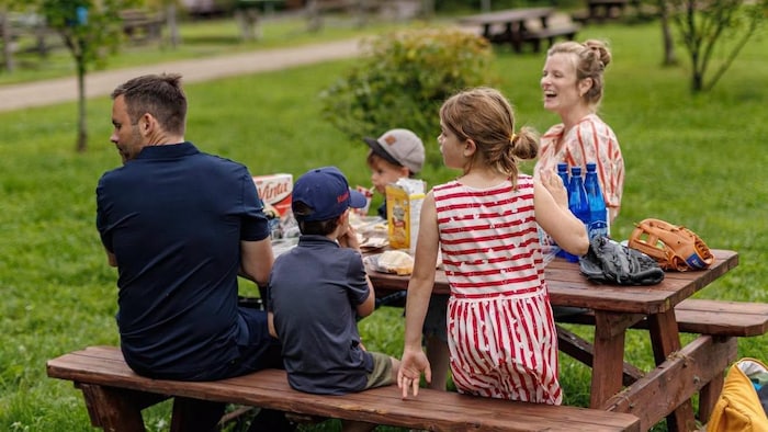 Le chef du PQ a publié une photo avec sa conjointe et ses trois enfants, lors d'une pause de la campagne, le 30 août.