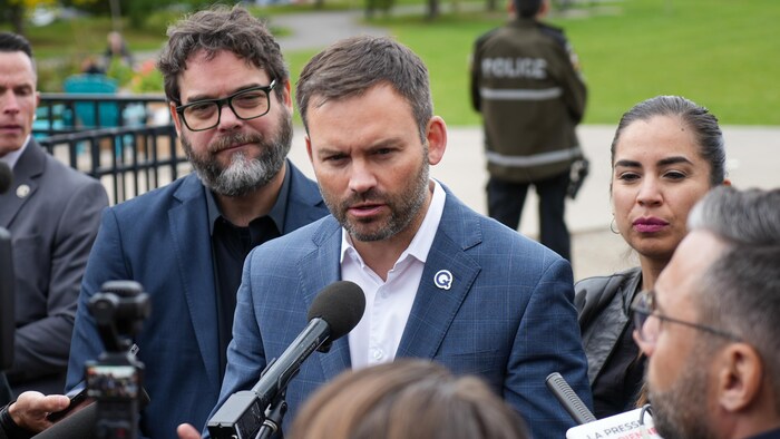 Paul St-Pierre Plamondon parle devant des journalistes aux côtés du candidat de la circonscription, Pierre-Luc Brillant.