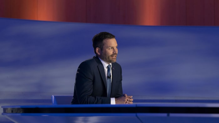Le chef du PQ, Paul St-Pierre Plamondon, sur le plateau de l'émission spéciale « Cinq chefs, une élection ».