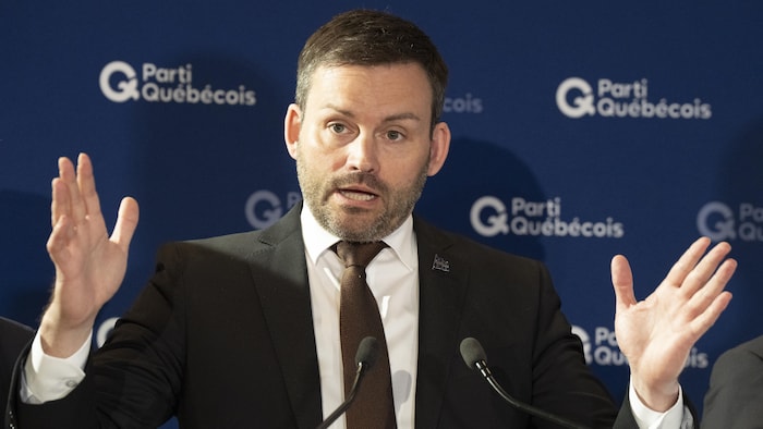 Paul St-Pierre Plamondon tient un point de presse le 23 janvier 2026.