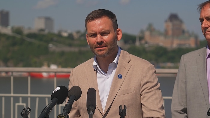 Paul St-Pierre Plamondon a présenté son candidat dans Lévis Yanick Godbout le 6 août 2026.