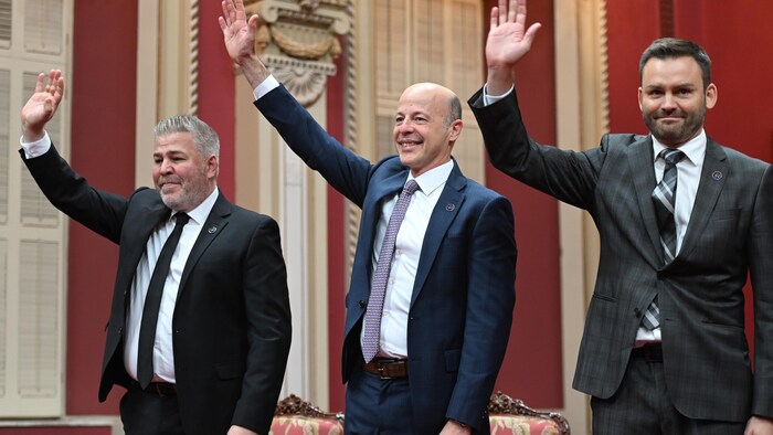 De gauche à droite, les députés du Parti québécois Pascal Bérubé, Joel Arseneau et Paul St-Pierre Plamondon saluent les invités réunis pour leur assermentation.