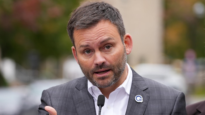 Le chef du Parti québécois (PQ) répond aux questions des journalistes.