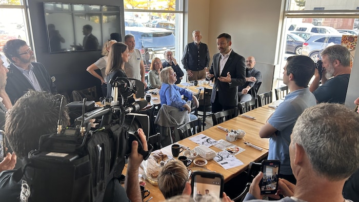 Le chef du PQ rencontre des électeurs dans un restaurant de Drummondville.