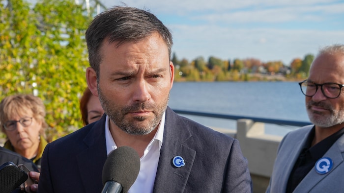 Paul St-Pierre Plamondon répond aux questions des journalistes.