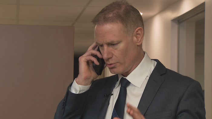 Un homme parle au téléphone.