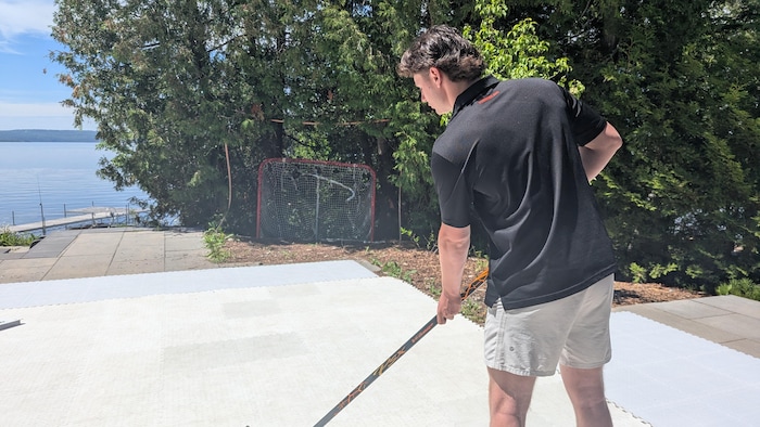 Benjamin Duguay s'apprête à lancer une rondelle dans un but.