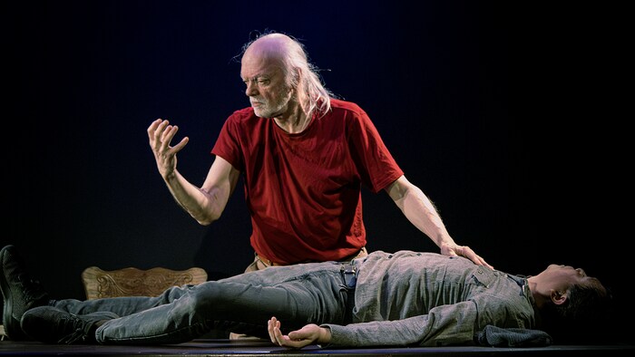 Dean Gilmour et John Ng sur scène.