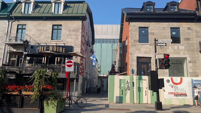 La façade du pub l'Île Noire et la façade de l'École nationale de l'humour.