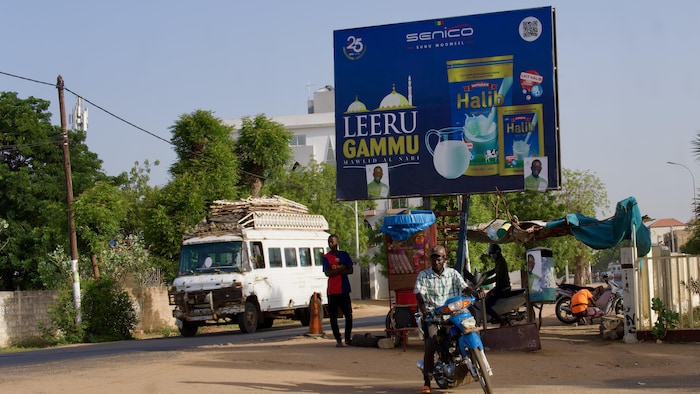 Une publicité de produits laitiers dans un colony à proximité de Dakar.