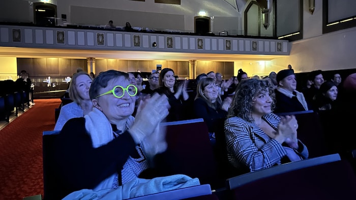 La scène du Darke Hall de Regina accueille les vitrines du Contact Ouest ouvertes au public du 16 au 19 octobre 2024.