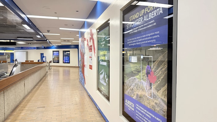 Une publicité dans la station Churchill de train léger à Edmonton.