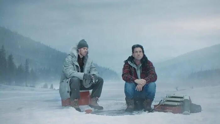 Connor McDavid sur un lac gelé avec un autre homme.