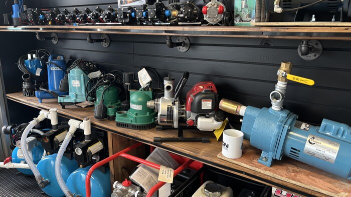 Du matériel de gestion et de pompage de l'eau est posé sur des tablettes.